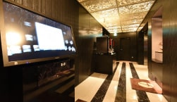 Reception desk & lobby　→